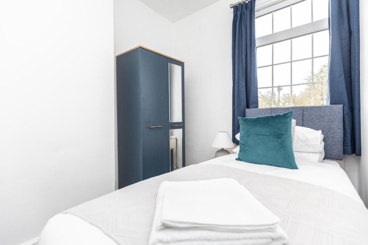 Spacious Three Bedroom Property! Hemsworth Extérieur photo