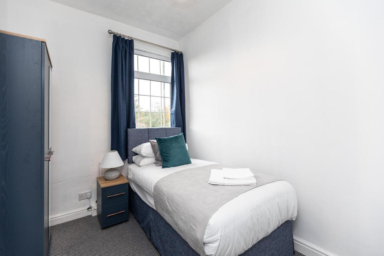 Spacious Three Bedroom Property! Hemsworth Extérieur photo