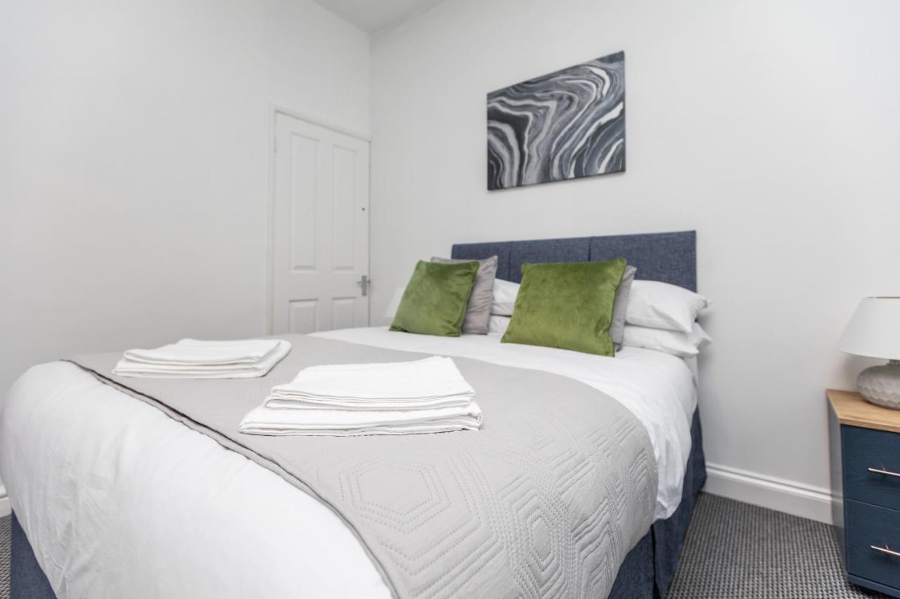Spacious Three Bedroom Property! Hemsworth Extérieur photo