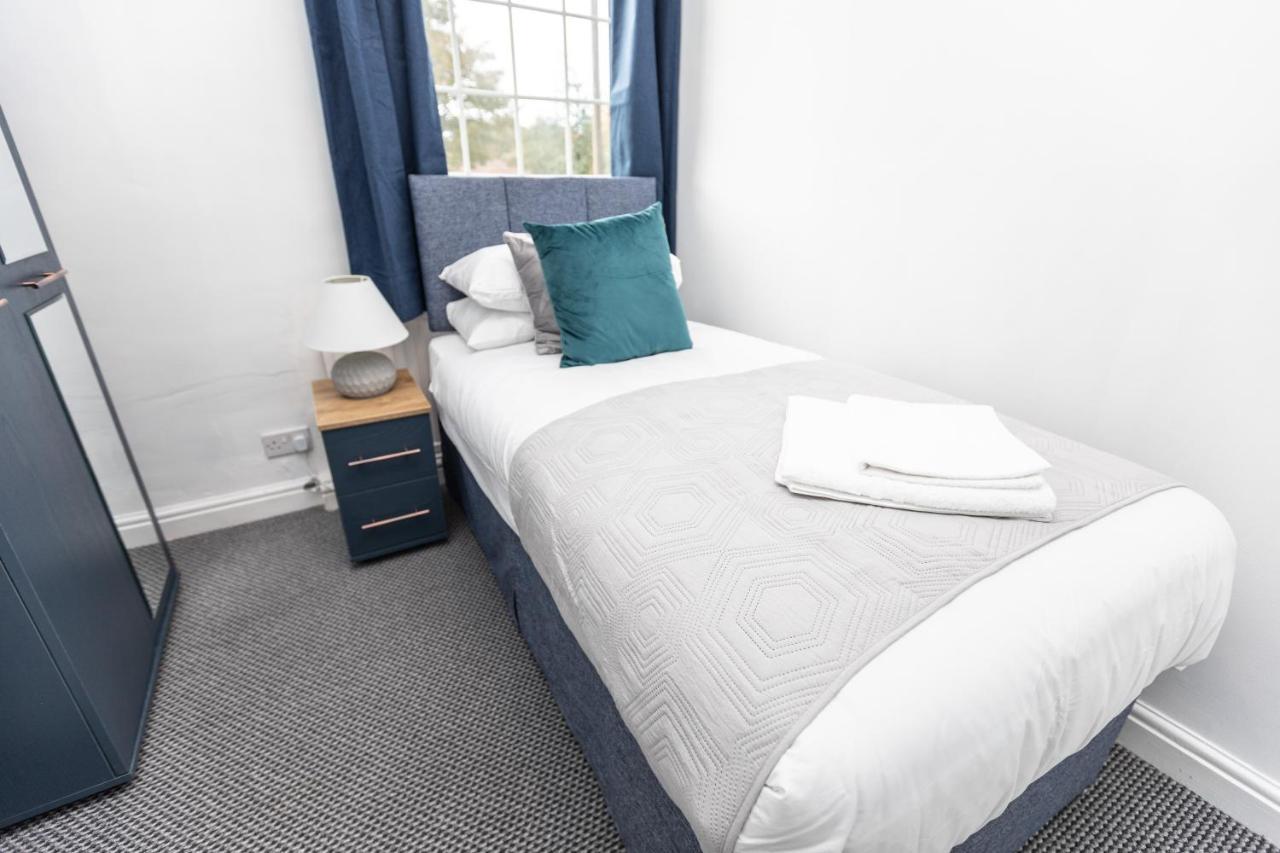 Spacious Three Bedroom Property! Hemsworth Extérieur photo